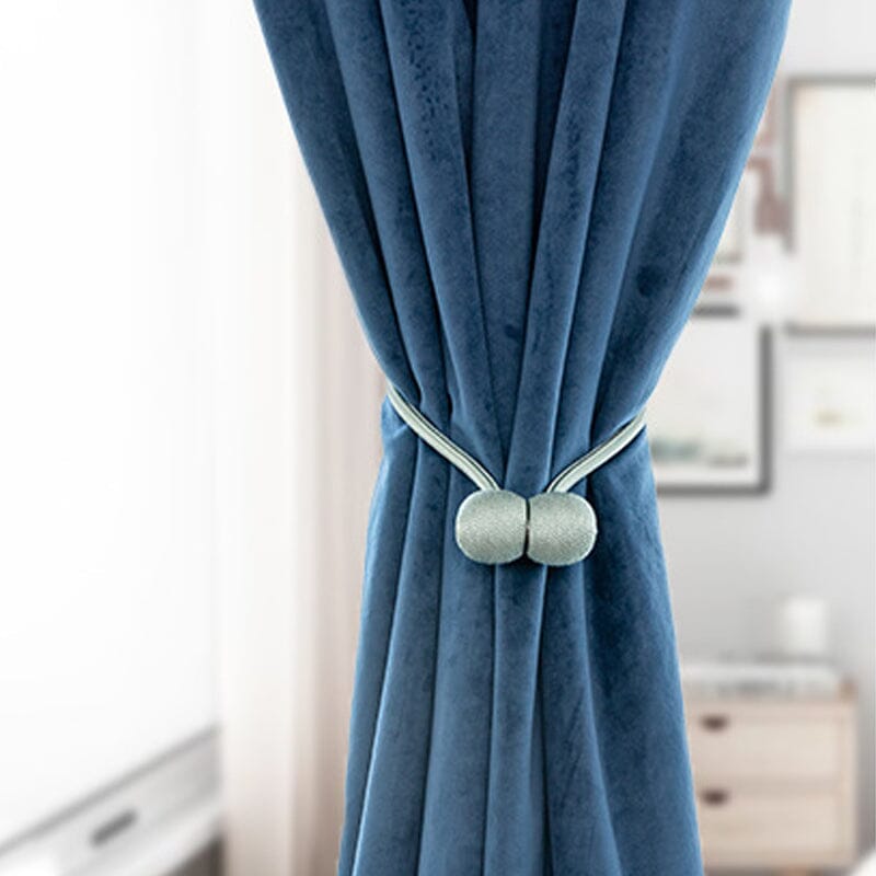 Curtain straps with magnetic curtain buckle